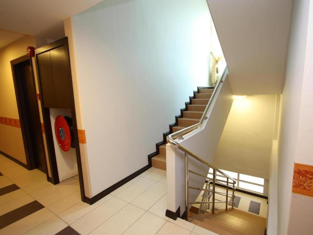 1 City Hotel Kota Kinabalu Esterno foto