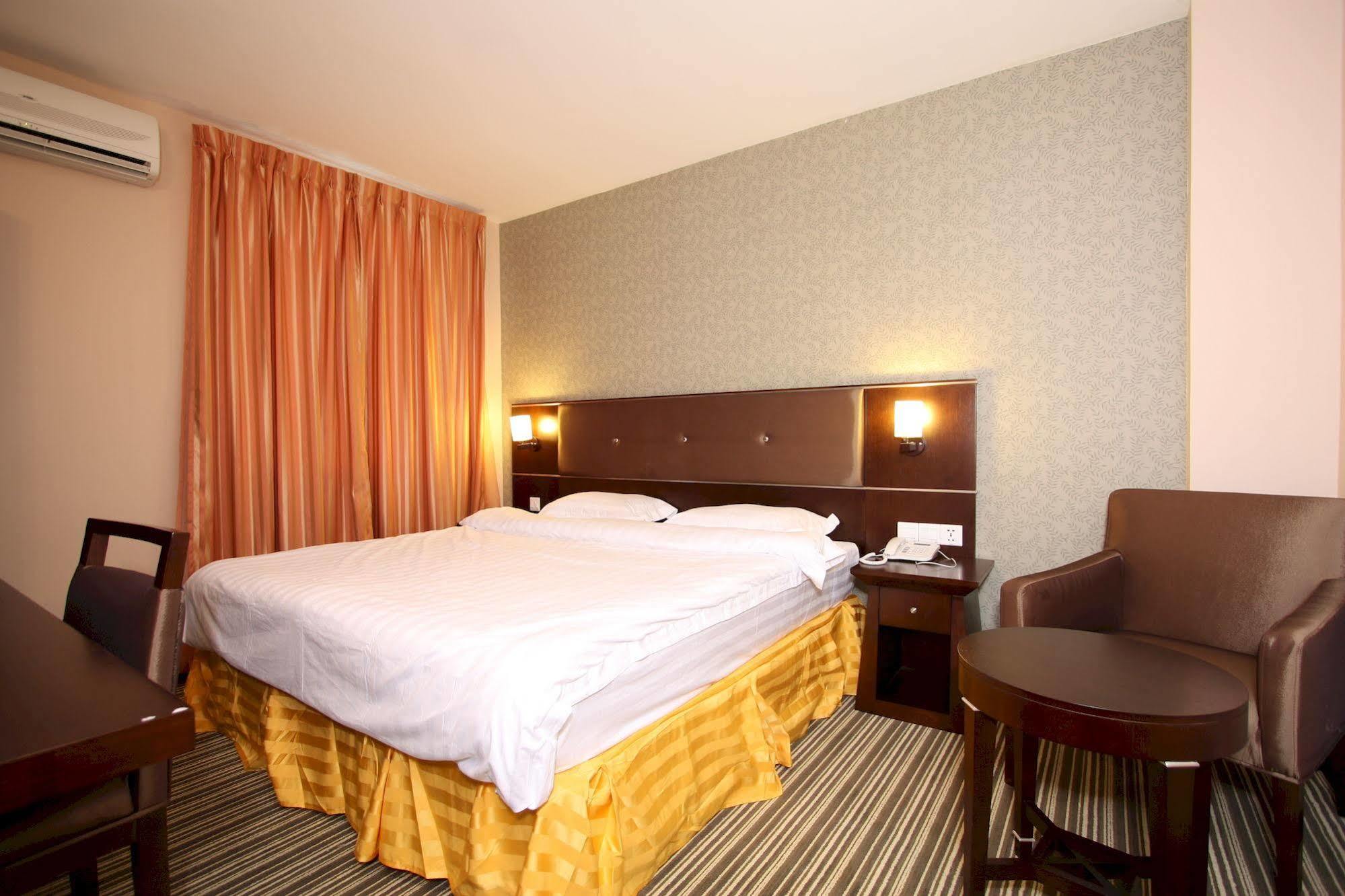 1 City Hotel Kota Kinabalu Esterno foto