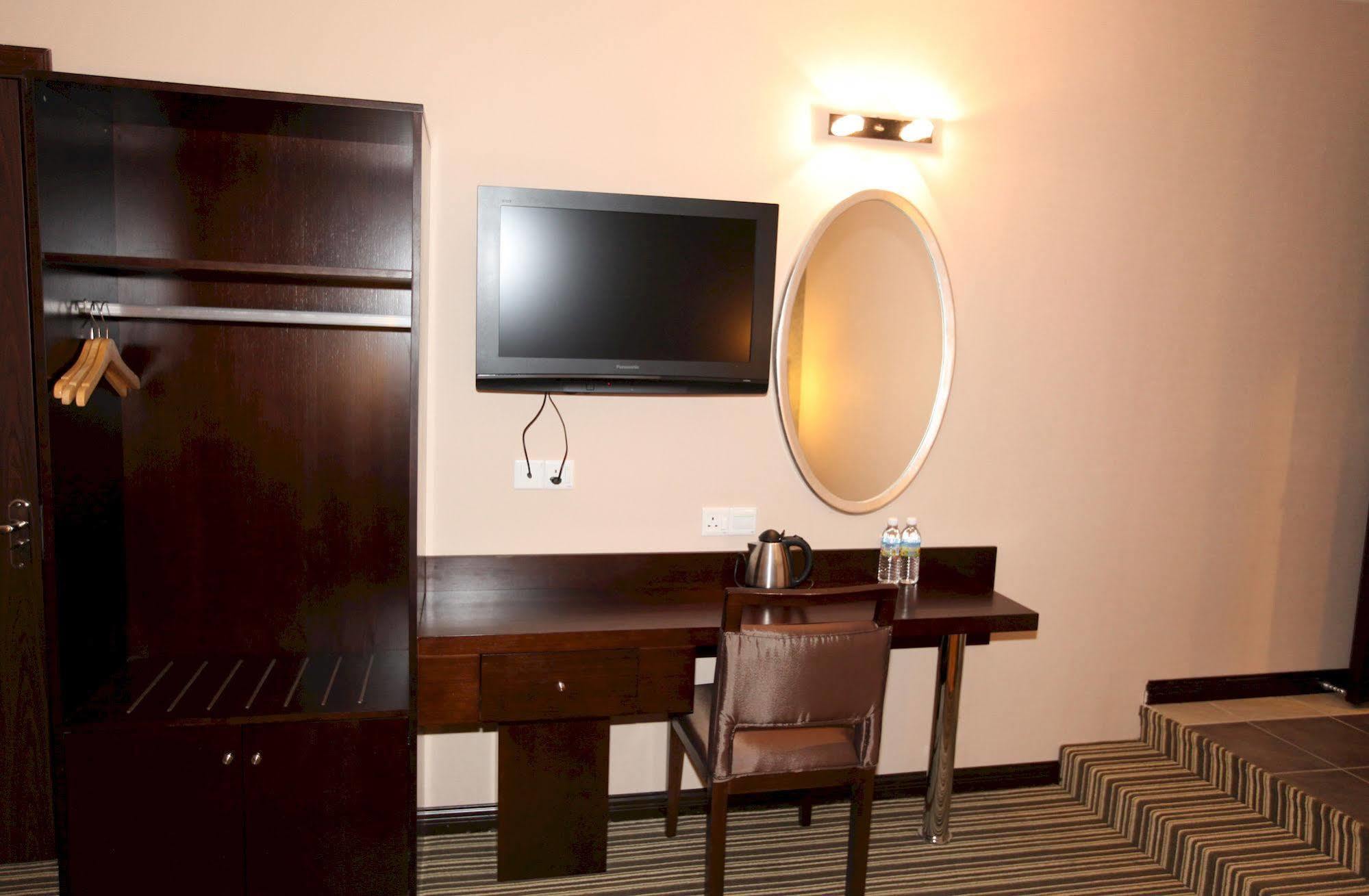 1 City Hotel Kota Kinabalu Esterno foto