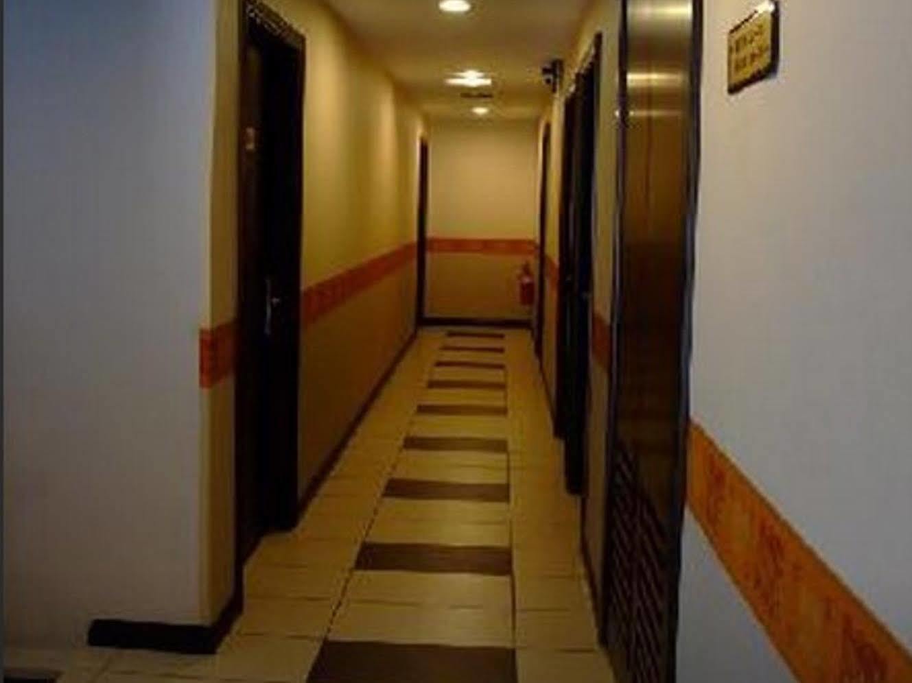 1 City Hotel Kota Kinabalu Esterno foto