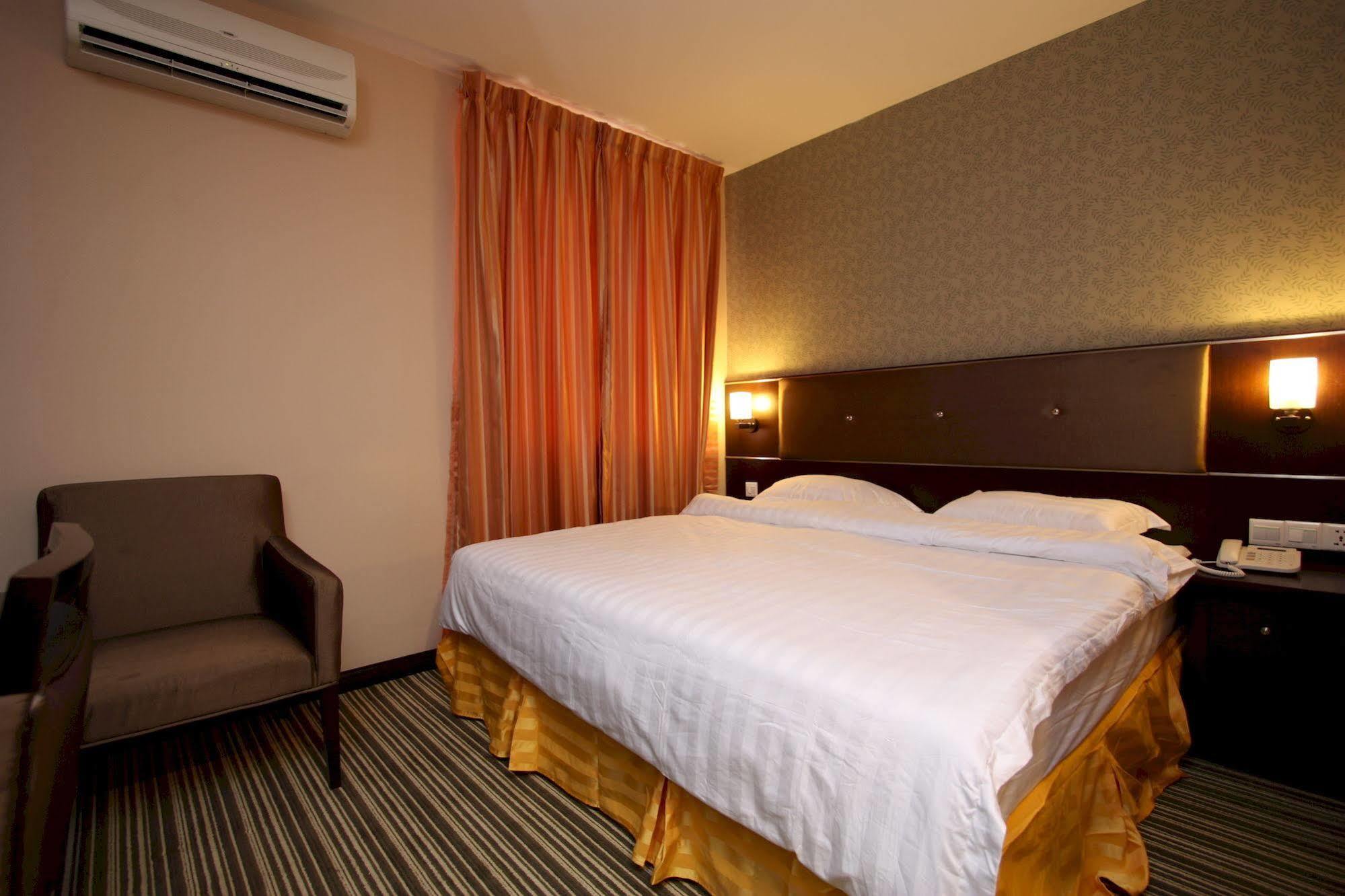 1 City Hotel Kota Kinabalu Esterno foto