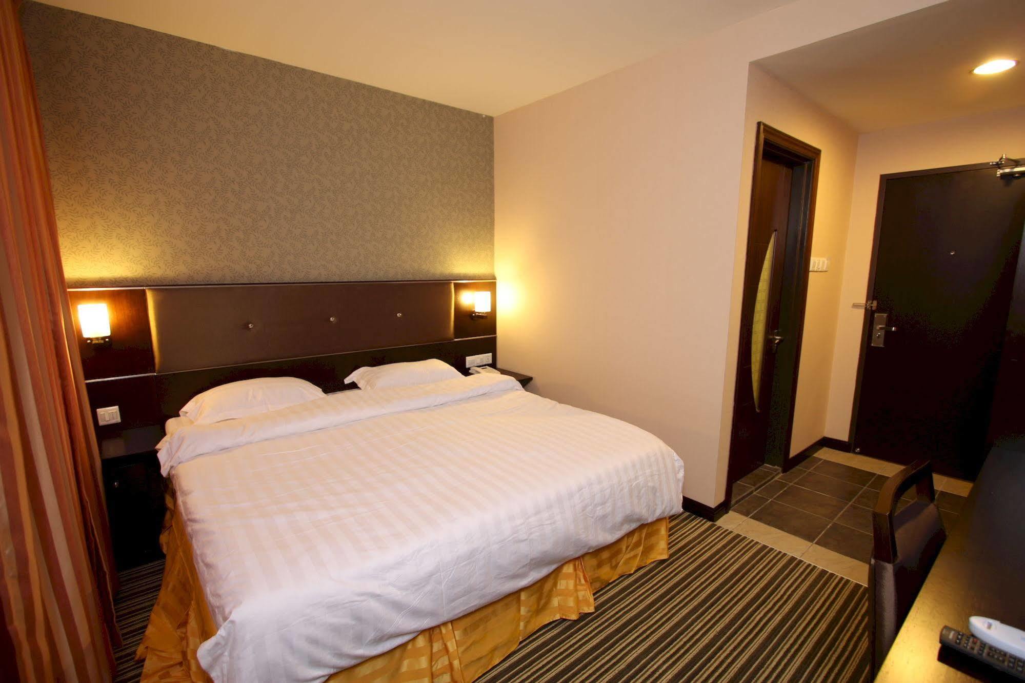 1 City Hotel Kota Kinabalu Esterno foto