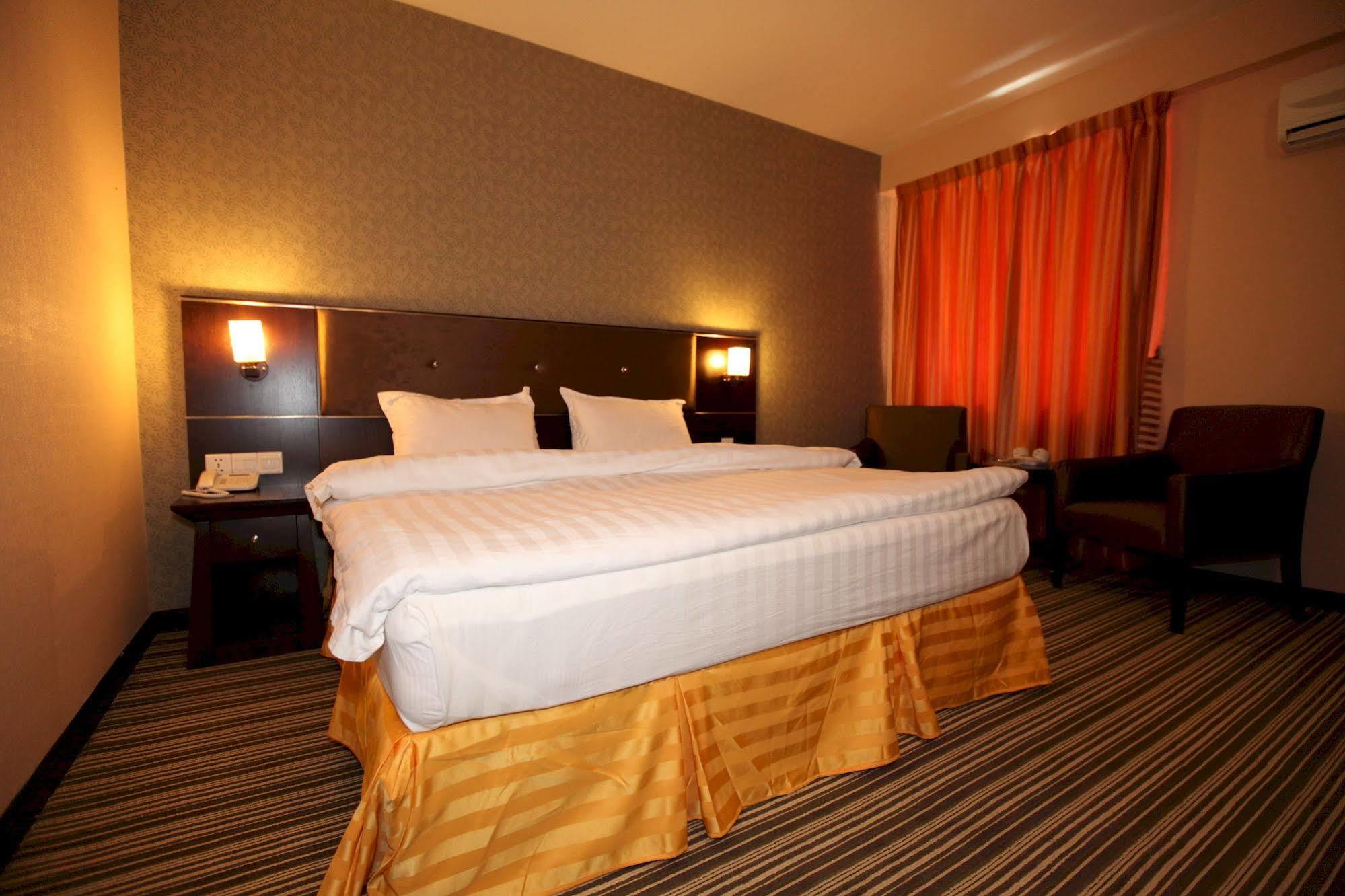 1 City Hotel Kota Kinabalu Esterno foto
