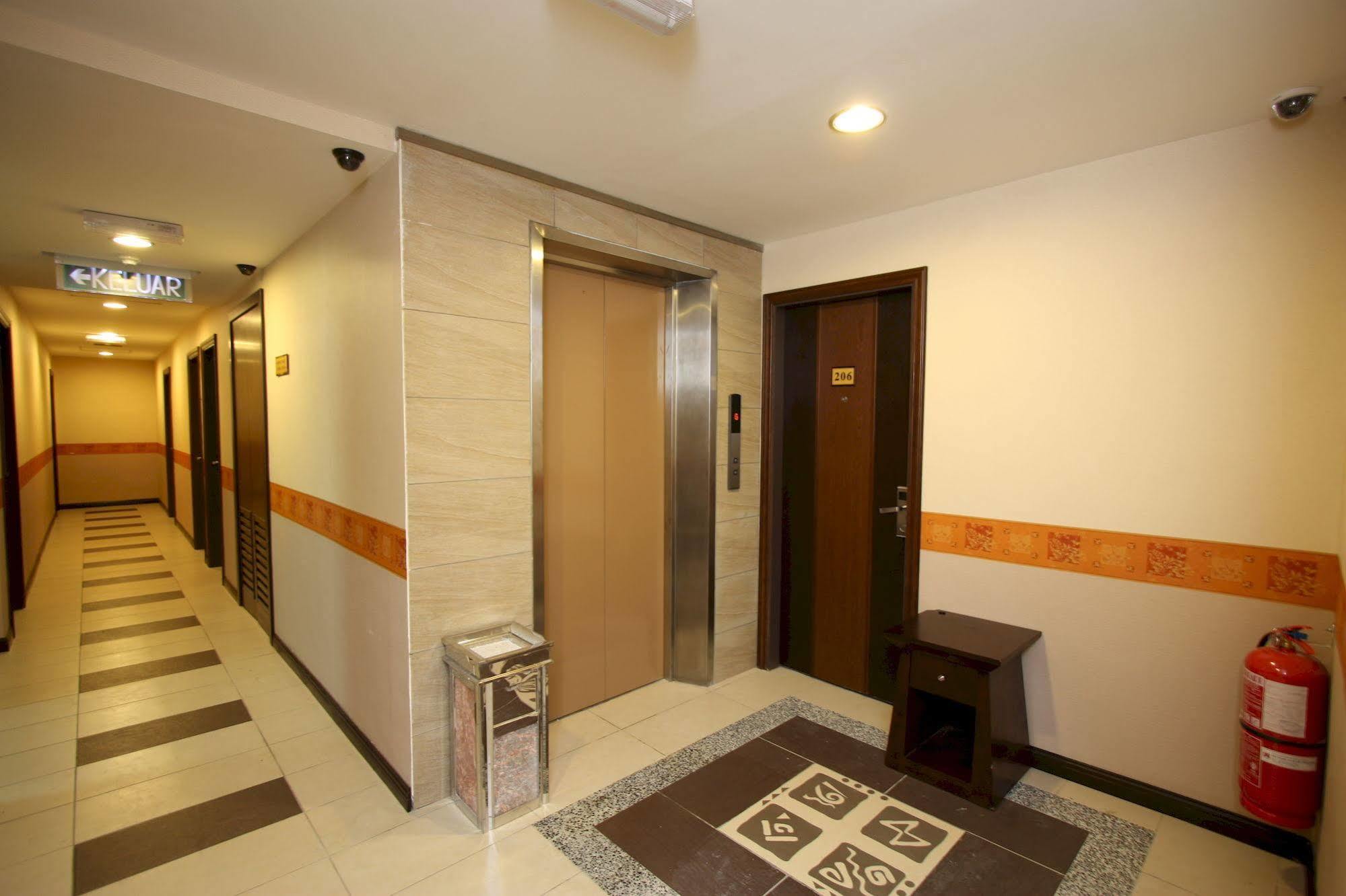 1 City Hotel Kota Kinabalu Esterno foto